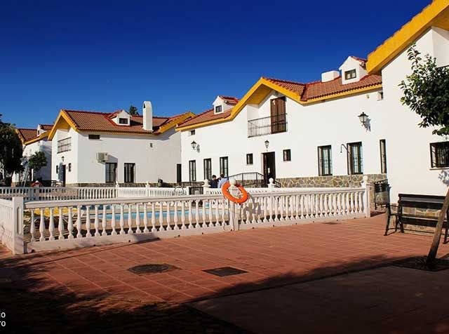 Complejo turístico Los Pinos casas y jardines 11